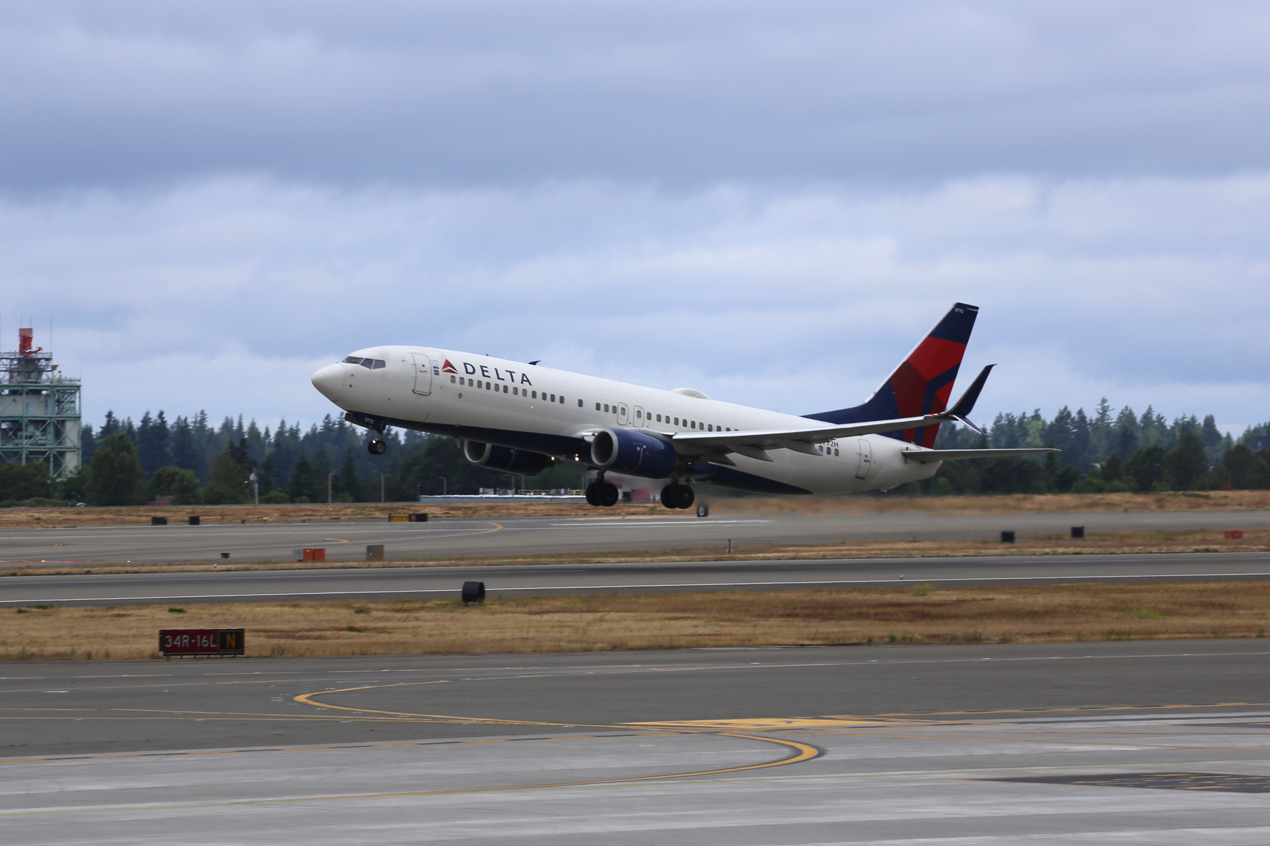 Rotating Delta 737